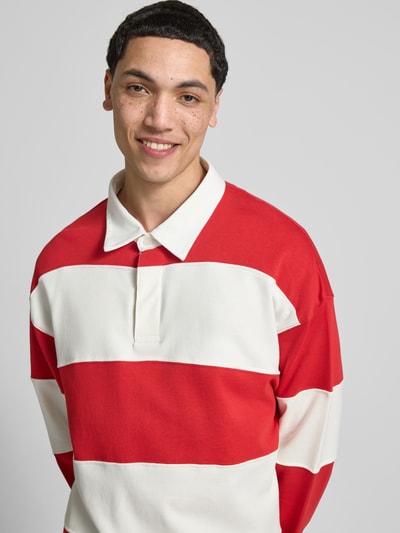 Männermodel trägt Sweatshirt mit Polokragen Modell 'UPSTATE' von Jack & Jones in Rot und Weiß, Reine Baumwolle, Lockerer-Schnitt, Nahaufnahme Oberkörper.