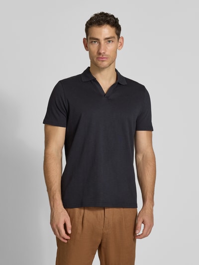 Männermodel trägt Slim Fit Poloshirt mit V-Ausschnitt von MCNEAL in Dunkelblau, reine Baumwolle, Polokragen, Ganzkörperansicht von vorne.