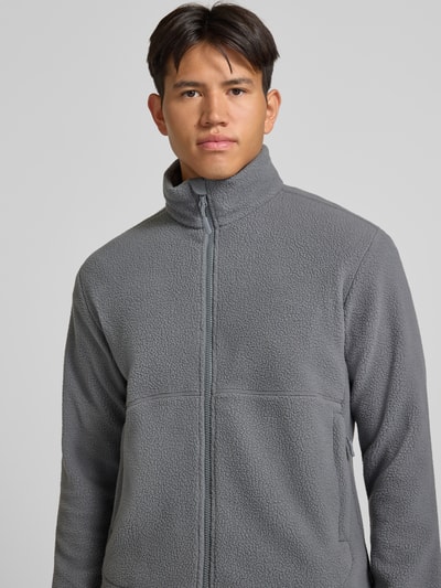 Männermodel draagt grijze Regular Fit fleecejack met opstaande kraag model 'JASON' van ONLY, Heren fleecejack, Nahaufnahme Oberkörper.