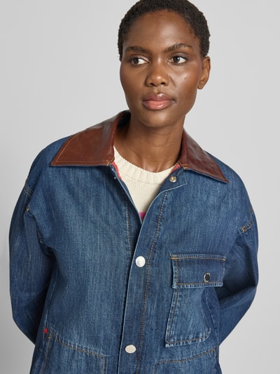 Frauenmodel trägt Relaxed Fit Jeansjacke aus Baumwoll-Mix Modell 'PELOTA' von MAX&Co., blaue Denim-Textur, brauner Kragen, Nahaufnahme Oberkörper. Damen Jeansjacke von MAX&Co.