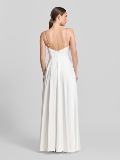 Frauenmodel trägt Abendkleid mit V-Ausschnitt und Spaghettiträgern von Laona, Satin Maxikleid, A-Linie, Rückansicht, Ganzkörperansicht.