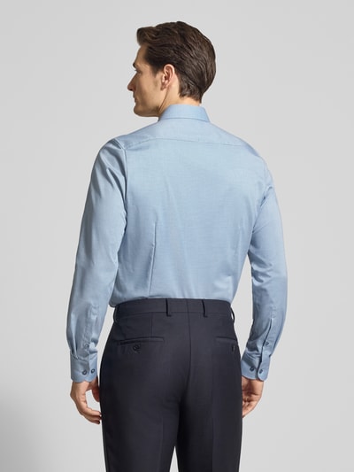 Männermodel trägt Slim Fit Freizeithemd mit Kentkragen von OLYMP Level Five, hellblauer Baumwoll-Mix, langärmelig, Sportmanschetten, Ganzkörperansicht Rückansicht. Rückenlänge 80 cm, Schulterbreite 46 cm, Ärmellänge 67 cm, durchgängige Knopfleiste.