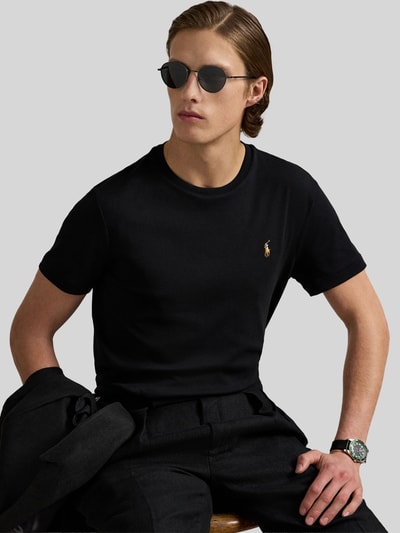 Männermodel trägt Regular Fit T-Shirt aus reiner Baumwolle von Polo Ralph Lauren, unifarbenes schwarzes Jersey, Logo-Stitching, Nahaufnahme Oberkörper.