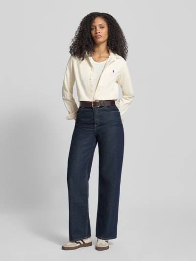Vrouwenmodel draagt Slim Fit Hemdbluse aus Cord mit Label-Stitching van Polo Ralph Lauren, crèmekleur, knoopsluiting, katoen-elastaan mix, hemdblousekraag, slim fit, cordstructuur, vooraanzicht, volledige lichaam.