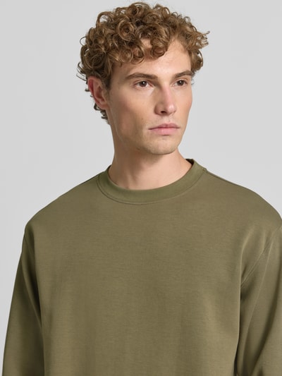 Mannenmodel draagt Slim Fit Pullover uit pure katoen 'TOM' van Selected, heren sweatshirt, olijfgroen, zachte textuur, close-up bovenlichaam