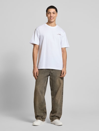 Männermodel trägt Regular Fit T-Shirt aus reiner Bio-Baumwolle Modell 'FRED LIFE' von Only & Sons, Optik: Unifarben, Rundhals, Langarm, Schriftzug-Print, Rücken-Print, Herren T-Shirt, Ganzkörperansicht von vorne.