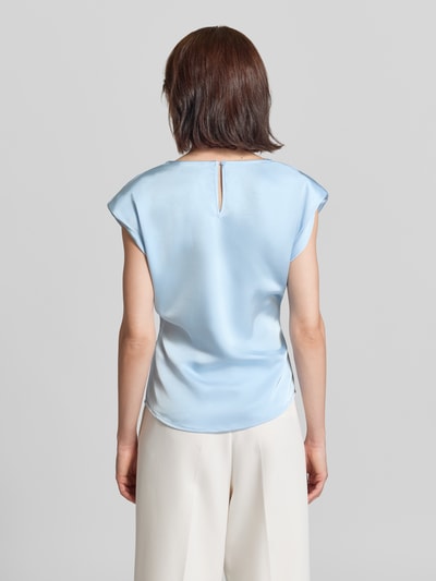 Frauenmodel trägt Blusentop aus Satin mit Schleifen-Detail Modell 'Katarim' von Neo Noir in Hellblau, taillierter Schnitt, Rückansicht, Ganzkörperansicht Rückansicht.