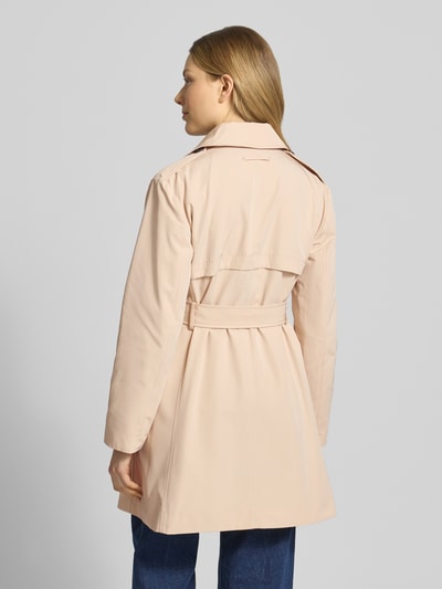 Frauenmodel trägt Regular Fit Trenchcoat mit Baumwoll-Anteil Modell 'ARIS' von MAX&Co., Optik: Unifarben, Umlegekragen, doppelreihige Knopfleiste, Details: Gun Flap, Ärmelform: Langarm, seitliche Eingrifftaschen, Ganzkörperansicht Rückansicht.