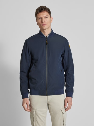 Mannemodel draagt PME Legend Bomberjack met ritssluiting en steekzakken, materiaalmix met stretch, regular fit, opstaande kraag, geheelopname vooraan.