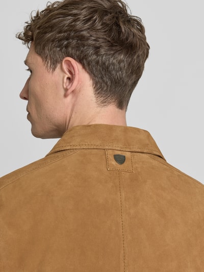 Mannelijk model draagt Lederjacke aus Schafsnubuk met ritssluiting model 'TRIVEN' van MAURITIUS, regular fit, platte kraag, ritszakken, bruin, structuur met fijne, zachte nubuck van schapenleer textuur, detailopname rugaanzicht.
