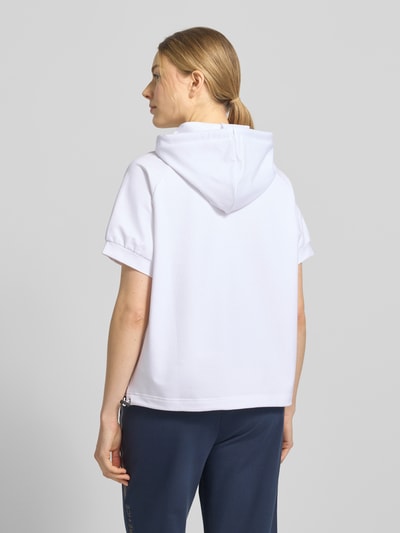 Männermodel trägt T-Shirt aus Baumwoll-Elasthan-Mix mit Kapuze Modell 'SHARON3' von FIRE + ICE, lockere Passform, Rückansicht