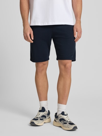 Männermodel trägt Sweatshorts mit elastischem Bund Modell 'KARLOS' von Blend, dunkelblau, Baumwoll-Mix, Regular-Fit, Nahaufnahme Oberkörper. Bundweite bei Größe M: 42 cm, Innenbeinlänge bei Größe M: 21 cm, Tunnelzug.