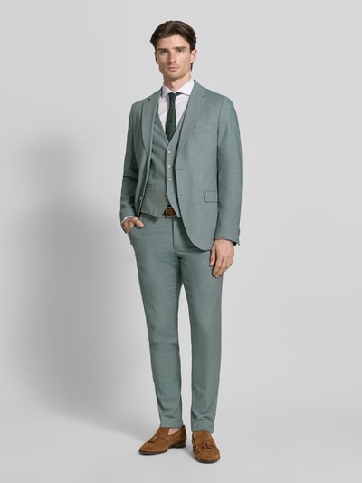 Männermodel trägt Regular Fit Weste mit Viskose-Anteil von MCNEAL in Hellgrün, Elastischer-Material-Mix, V-Ausschnitt, Knopfleiste, Pattentaschen, Rückenlänge 58 cm bei Größe 50, Ganzkörperansicht von vorne.
