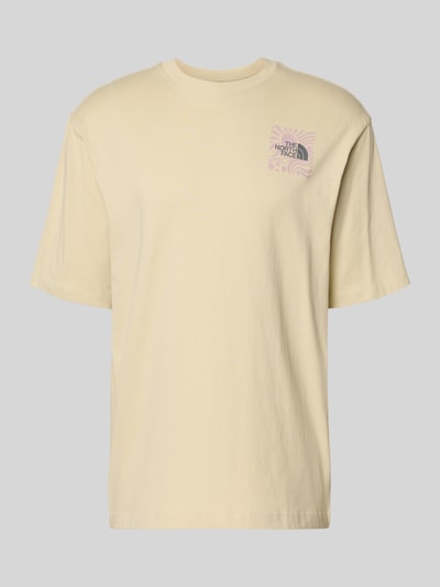 Produktfoto, Oversized T-Shirt mit Logo-Print von The North Face in Beige, reine Baumwolle, lockere Passform, Rundhalsausschnitt, glatte Struktur.