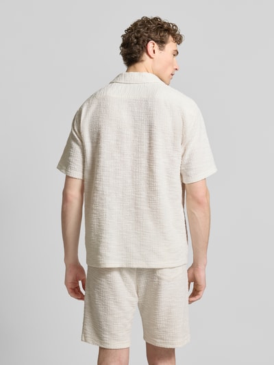 Männermodel trägt Regular Fit Freizeithemd mit Strukturmuster von MCNEAL, Elastischer-Material-Mix, Kurzärmelig, Reverskragen, Ganzkörperansicht Rückansicht.