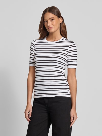 Frauenmodel trägt T-Shirt mit Rundhalsausschnitt von Comma aus Viskose-Mix mit Stretch-Anteil, körpernaher Fit, halbärmelig, Rückenlänge 57 cm, Streifenmuster, Ganzkörperansicht von vorne.