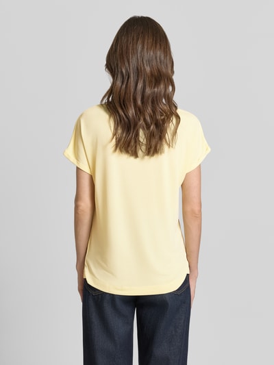 Männermodel trägt Regular Fit T-Shirt mit Rundhalsausschnitt von Christian Berg Woman, żółty, bawełniany modal-mix, krój regular fit, tył, widok całej sylwetki