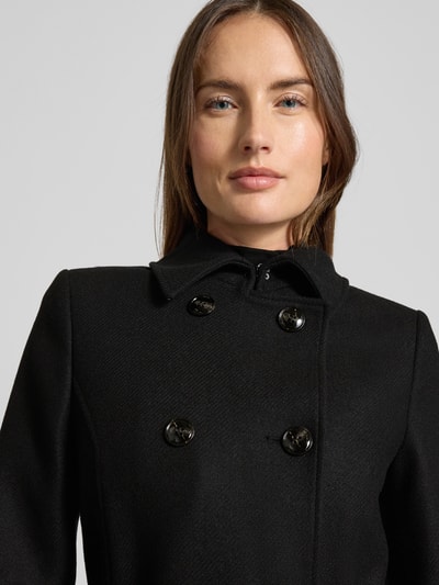 Frauenmodel trägt Mantel aus Woll-Mix mit Gürtel von Jake*s Collection in Schwarz, Zweireiher, Slim-Fit, Nahaufnahme Oberkörper. Rückenlänge 100 cm, Schulterbreite 38 cm, Brustweite 33 cm, Ärmellänge 62 cm.