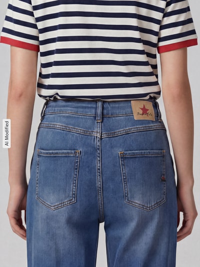 Frauenmodel trägt Barrel Jeans aus Baumwoll-Mix von Buena Vista in Mittelblau mit Vintage-Waschung, Damen Barrel Jeans von Buena Vista, Ganzkörperansicht Rückansicht
