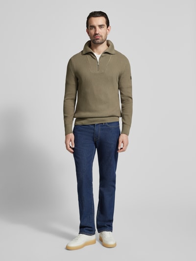 Männermodel trägt Regular Fit Troyer aus reiner Baumwolle von Marc O'Polo, Optik: Unifarben, Rippstrick-Struktur, Ganzkörperansicht von vorne.