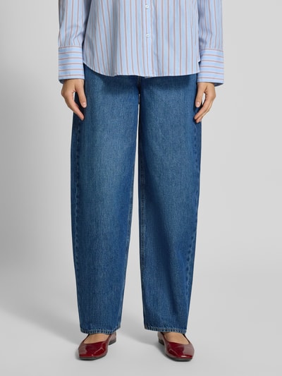 Frauenmodel trägt Barrel Fit Jeans im 5-Pocket-Design Modell 'FUJI' von JJXX in Blau, reine Baumwolle, Nahaufnahme Unterkörper.