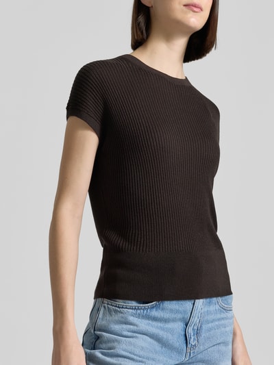 Frauenmodel trägt Damen T-Shirt aus Lyocell-Leinen-Mix Modell 'Tianna' von Someday in Dunkelbraun, Ripp-Optik, Regular-Fit, Nahaufnahme Oberkörper. Rückenlänge bei Größe 36: 50 cm, Rundhalsausschnitt, Textur fein gerippt.