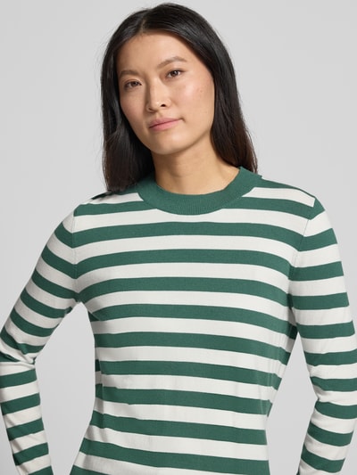 Frauenmodel trägt Strickpullover mit Rundhalsausschnitt von Christian Berg Woman mit grünen und weißen Streifen, Viskose-Mix, Nahaufnahme Oberkörper.