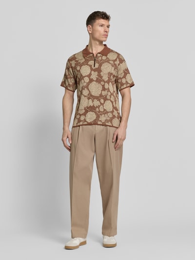 Männermodel trägt Regular Fit Poloshirt mit Reißverschluss von PAUL SMITH, Allover-Look, Reine Baumwolle, braun-beige, Ganzkörperansicht von vorne.
