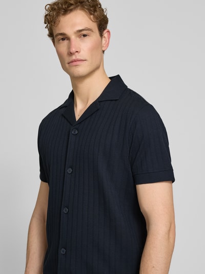Męski model nosi Regular Fit Poloshirt mit durchgehender Knopfleiste von JOOP! Collection, bawełna, krój regular fit, model 'Juanmanuel', długość tyłu w rozmiarze M 72 cm, szerokość w rozmiarze M 46 cm, długość rękawa w rozmiarze M 24 cm, ciemnogranatowy, widoczna faktura materiału, widok na górną część ciała z przodu