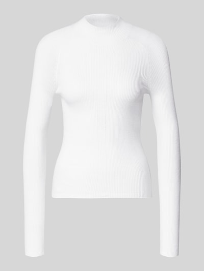 Produktfoto, Slim Fit Pullover mit Woll-Anteil von MYON in Weiß, Stehkragen, feines Lochmuster, glatte Struktur, figurbetonter Schnitt