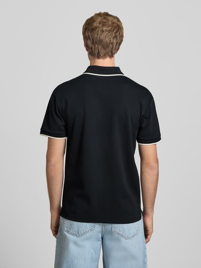 Männermodel trägt Regular Fit Poloshirt aus Baumwoll-Mix Modell 'TOMON' von Only & Sons, unifarben, Rückansicht, Ganzkörperansicht.