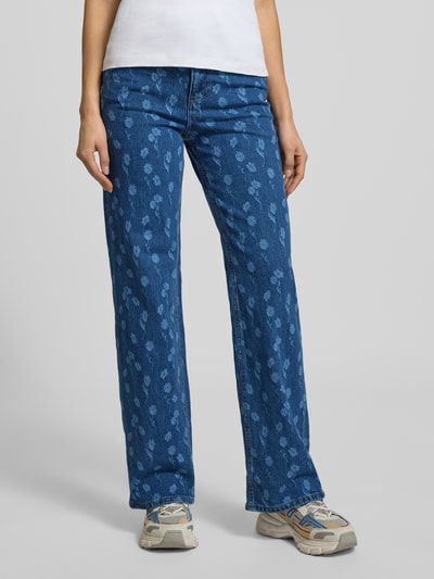 Frauenmodel trägt Wide Leg Jeans aus Baumwoll-Mix Modell 'TESSA' von Vero Moda mit floralem Allover-Muster, Ganzkörperansicht von vorne.