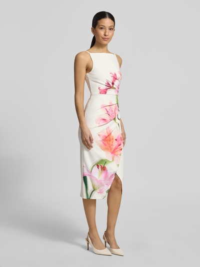 Frauenmodel trägt Cocktailkleid mit Raffungen und Gehschlitz von Lipsy, Material-Mix mit Stretch-Anteil, Figurbetont, Midikleid, Ganzkörperansicht von vorne.