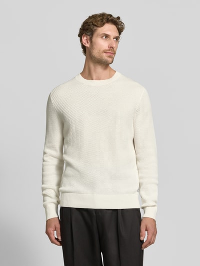 Męski model trägt Regular Fit Pullover aus reiner Baumwolle Modell 'Lalex' von BOSS w kolorze ecru o fakturze dzianiny, Ganzkörperansicht von vorne