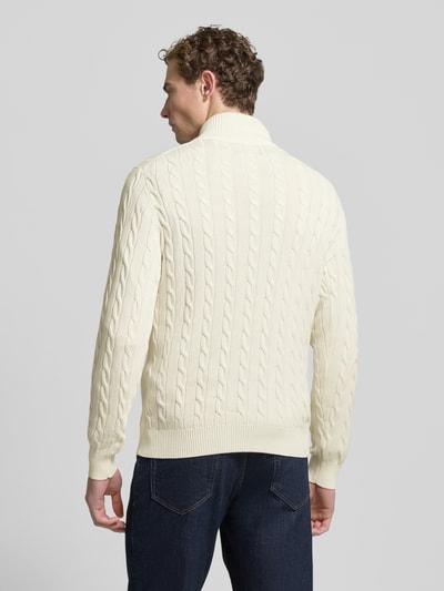 Männermodel trägt Strickpullover mit gerippten Abschlüssen von Gant aus reiner Baumwolle im Slim-Fit mit Stehkragen, Rückenlänge 68 cm, Ganzkörperansicht Rückansicht.