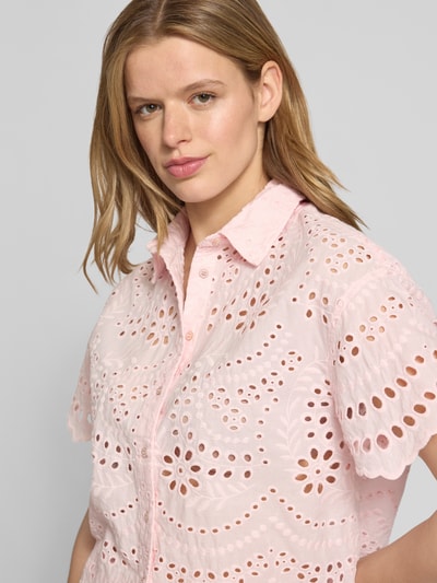 Frauenmodel trägt Boxy Fit Kurzarmbluse aus reiner Baumwolle Modell 'NEW LALISA' von Only in Optik: Unifarben mit Lochstickmuster, Hemdblusenkragen, einreihiger Knopfleiste, Muschelsaum an Kurzarm und Rückenausschnitt; Materialverarbeitung: Lochstick; Nahaufnahme Oberkörper.