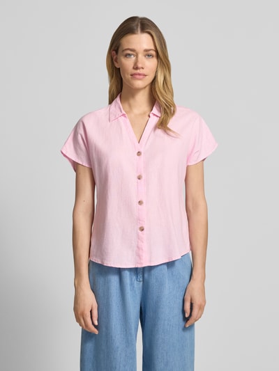 Vrouwenmodel draagt Regular fit Hemdbluse uit linnenmix model 'Falakka' van B.Young met dierenprint, roze, korte mouw, knoopsluiting, vooraanzicht volledige opname