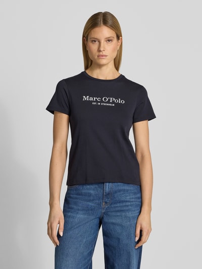 Vrouwenmodel draagt Regular Fit T-Shirt uit puur katoen van Marc O'Polo, look: effen, korte mouw, ronde hals, labelprint, voorkant, bovenlichaam close-up.