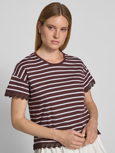 Frauenmodel trägt T-Shirt mit Spitzenbesatz und Rundhalsausschnitt von MORE, gestreift, Baumwoll-Micromodal-Mix, Regular-Fit, Nahaufnahme Oberkörper. Rückenlänge bei Größe 36: 58 cm.