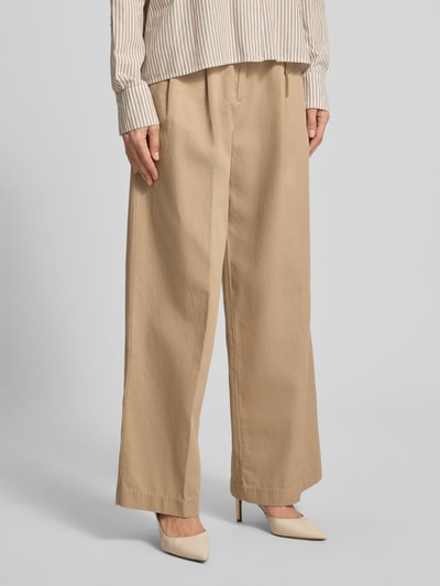 Frauenmodel trägt Straight Fit Hose aus reiner Baumwolle von HUGO, Optik: Unifarben, Passform: Straight, goldener Karabiner-Anhänger, Nahaufnahme Unterkörper.