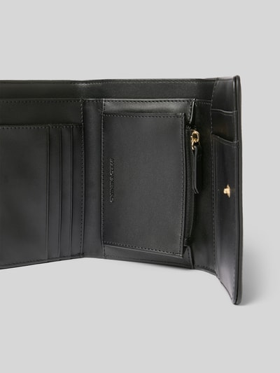 Produktfoto, Portemonnaie mit Label-Detail Modell 'FOXY' von VALENTINO BAGS in Schwarz, glatte Oberfläche, mehrere Kartenfächer und Druckknopf, Damen Portemonnaie.