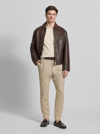 Männermodel trägt Hose aus Schurwolle-Mix mit französischen Eingrifftaschen von CRUNA in Beige, Tapered Fit, Ganzkörperansicht von vorne