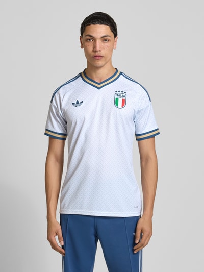 Männermodel trägt Italien Auswärtstrikot 2026 von adidas Sportswear, mehrfarbig, Regular Fit, V-Ausschnitt, Kurzarm, Ganzkörperansicht von vorne