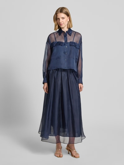 Frauenmodel trägt Boxy Fit Langarmbluse aus semitransparenter Seide Modell 'COLOMBIA' von Weekend Max Mara, Optik: Unifarben, mit Hemdblusenkragen, separatem blickdichtem Trägertop aus reiner Baumwolle, einreihiger Knopfleiste, langem Ärmel mit Manschette, Brustleistentaschen, Ganzkörperansicht von vorne.