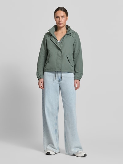 Frauenmodel trägt Baggy Jeans mit Bindegürtel von GAP aus Baumwoll-Lyocell-Mix in Hellblau mit Eingrifftaschen, Ganzkörperansicht von vorne.