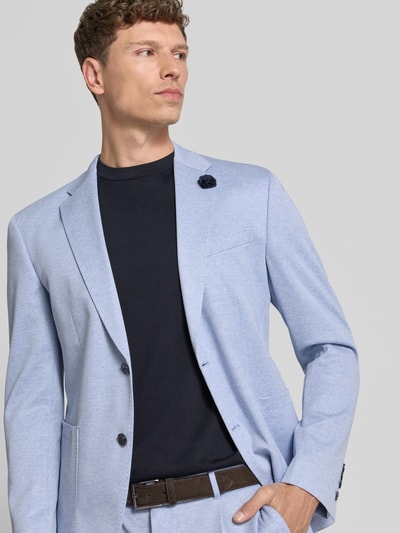 Männermodel trägt Sakko mit floraler Applikation Modell 'Hoverest' von JOOP! Collection aus Viskose-Mix in Hellblau, Regular-Fit, Reverskragen, Knopfleiste, Brustleistentasche und seitlichen Eingrifftaschen, strukturierte Oberfläche, Nahaufnahme Oberkörper.