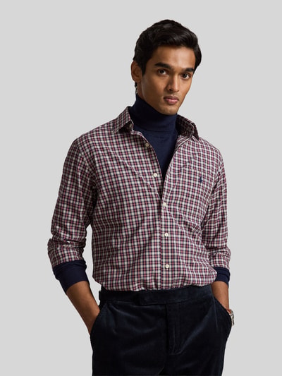 Männermodel trägt Custom Fit Freizeithemd aus reiner Baumwolle von Polo Ralph Lauren in Rot-Weiß kariert, Ganzkörperansicht von vorne. Kontext: Herren Freizeithemd von Polo Ralph Lauren