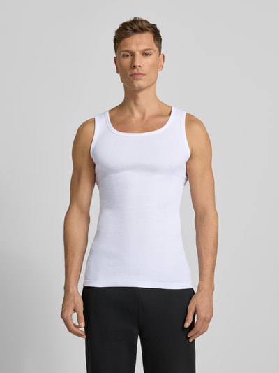 Männermodel trägt Tanktop aus reiner Baumwolle im 2er-Pack von TOM TAILOR, schmaler Schnitt, feine Rippenstruktur, Rundhalsausschnitt, Ganzkörperansicht von vorne.