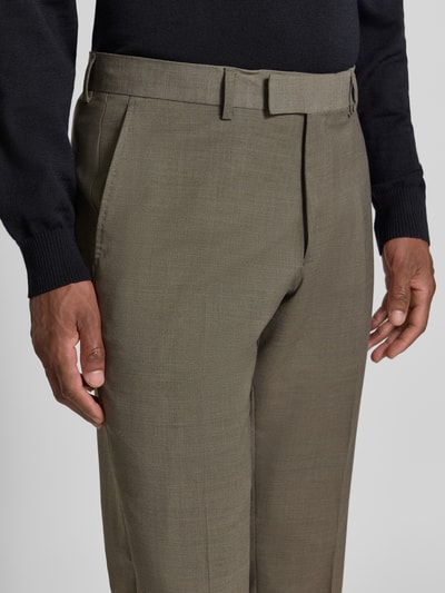 Männermodel trägt Straight Fit Hose mit Lanawoll-Anteil Modell 'Tenuta' von Tiger of Sweden, Bügelfalten, Nahaufnahme Oberkörper, elastischer Material-Mix.