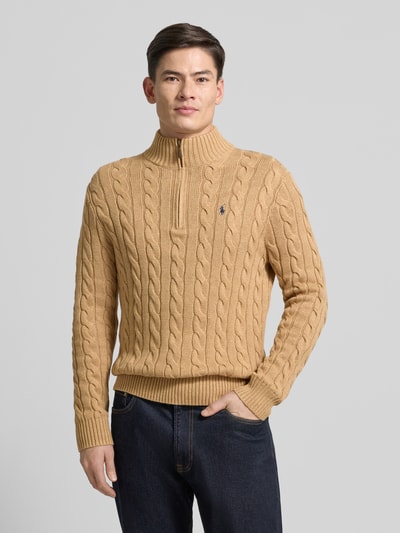 Männermodel trägt Strickpullover mit Label-Stitching von Polo Ralph Lauren in Beige, Reine Baumwolle, Regular-Fit, Gerippte-Abschlüsse, Stehkragen, kurzer Reißverschluss, Nahaufnahme Oberkörper.